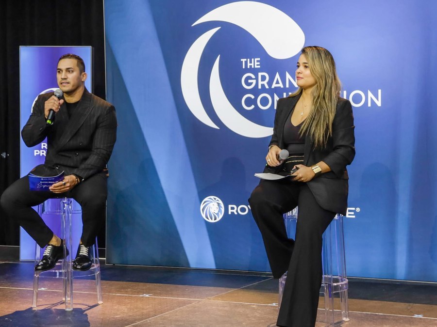 Ronny Chirinos en el escenario de The Grand Convention de Royal Prestige