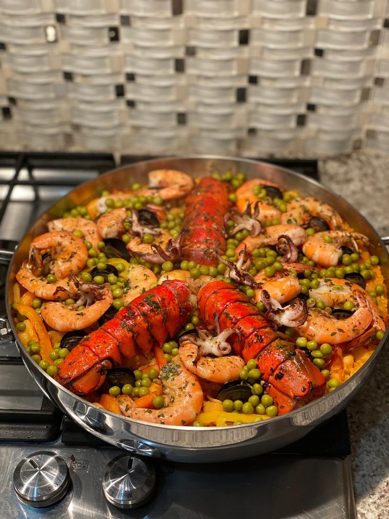 Paella de langosta preparada en utensilios Royal Prestige
