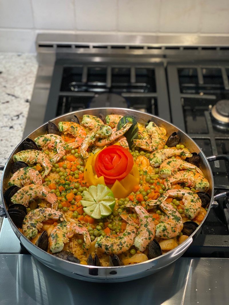 Arroz con camarones y mariscos servido en sart&eacute;n Royal Prestige
