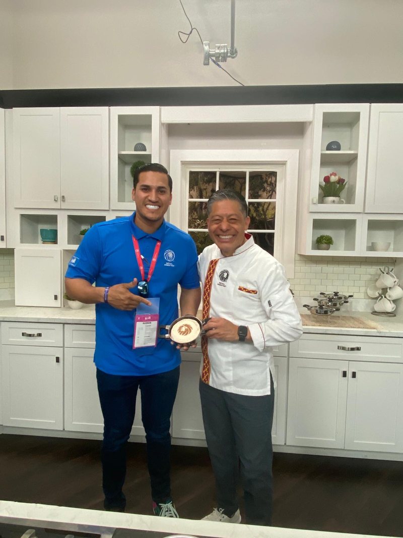 Ronny junto a un chef de Royal Prestige en una jornada de formaci&oacute;n