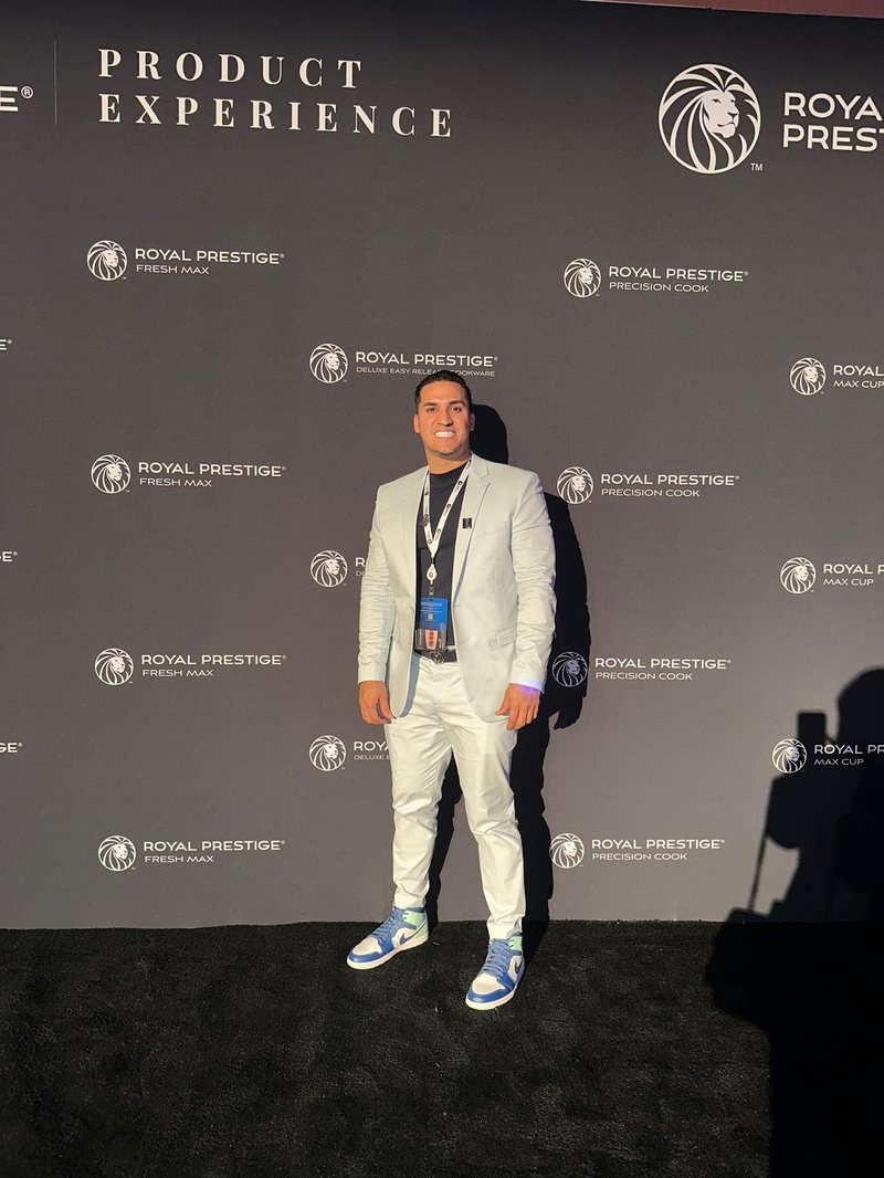 Ronny en un evento oficial de Royal Prestige