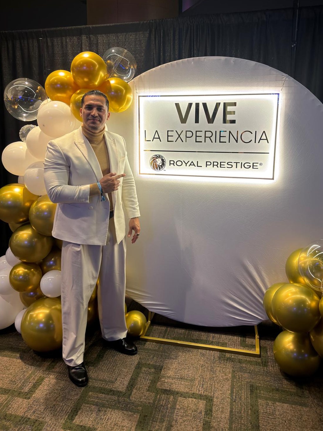 Ronny Chirinos cocinando con utensilios Royal Prestige